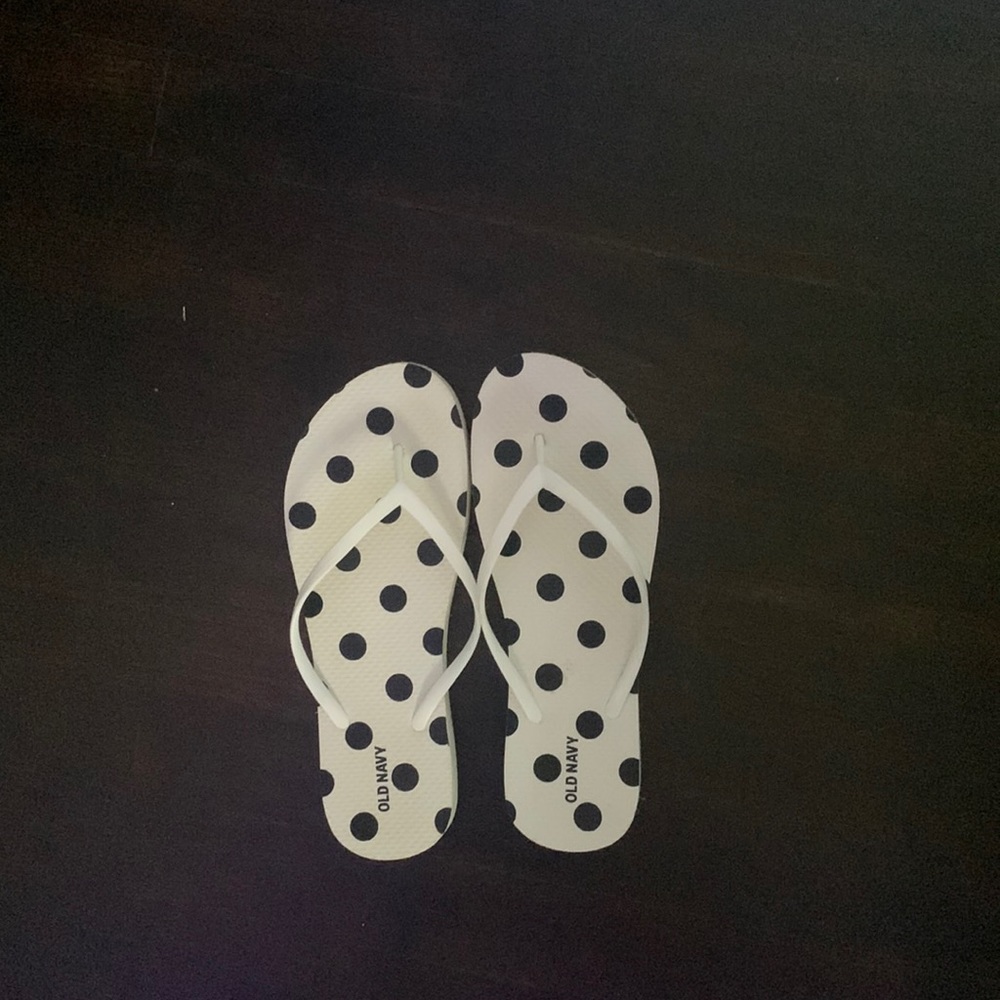 White and black polka dot flip flops